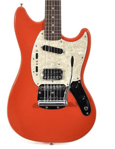 La version personnalisée rouge classique de Fender Mustang électrique
