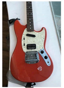 La version personnalisée rouge classique de Fender Mustang électrique